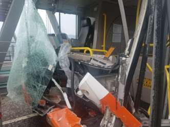 巴士的车头挡风玻璃全散。