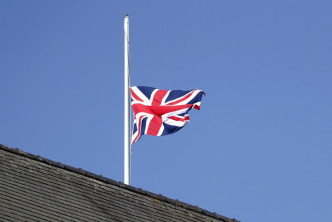 英国利物浦的安特里赛马场下半旗致哀。AP图片