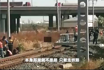 天津铁路桥梁维修期间发生坍塌。微博影片截图