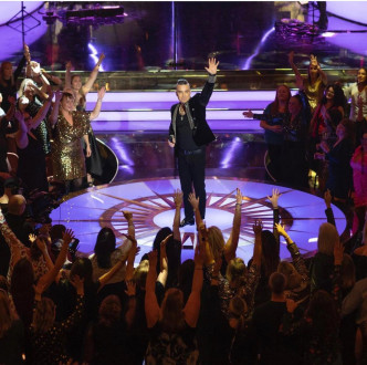上月中，Robbie Williams为电视台的圣诞音乐骚演出。