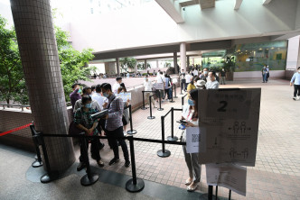 下午2時荃灣愉景新城出現近千名睇樓客人龍，龍尾市民一度要等6小時。