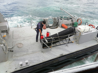 往东平洲渡轮上乘客换船疏散。