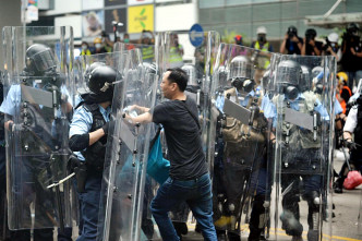 示威者图突破警方防线。