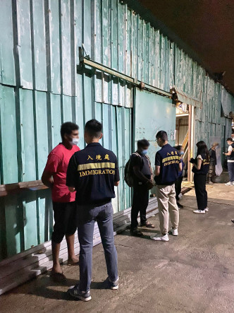 行動中，入境處拘捕7名男女。政府新聞處圖片