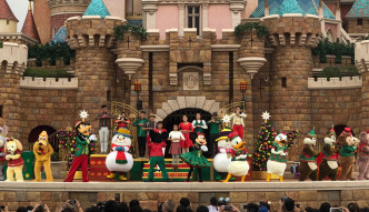 米奇老鼠及一眾迪士尼朋友載歌載舞。