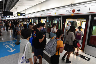 港铁屯马綫全綫开通后首个上班日。