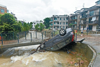 昨日山寮村災情嚴重，村內車輛隨水漂流，其中一部車更被沖入河道。