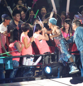 世纪握手
2013年郭富城喺红馆演唱会上同当时女友熊黛林握手，哄动全场。