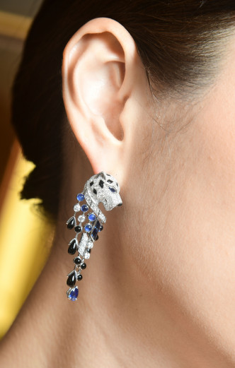 Panthère de Cartier系列18K白色黄金耳环，分别镶嵌九颗蓝宝石、六颗缟玛瑙豹纹、一颗缟玛瑙豹鼻及九颗缟玛瑙石，逾百颗明亮式切割圆钻共重3.44卡。