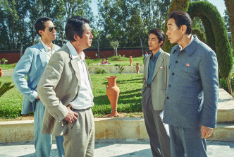 戲中的南、北韓大使每次見面都嗌交。