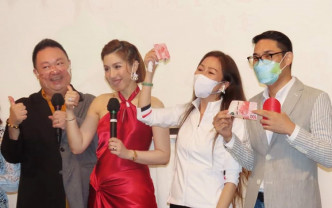 高润鸿（左一）、谢晓莹（左二）及梁兆明（右一）恭贺李秋元太太抽得大奖。
