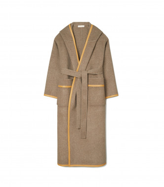 綴以皮革飾邊的羊毛Wrap Coat/$12,400，為簡約的設計添注貴氣。（Tory Burch）