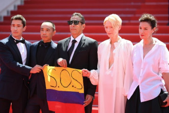 《Memoria》众演员行红地毡时，举着哥伦比亚国旗表达意见。
