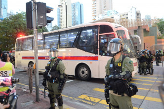 警方將被捕人士帶上警車。