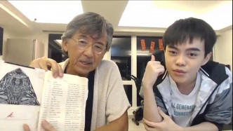 阿Lam带来纪录低爷爷带他睇戏资料的笔记本。
