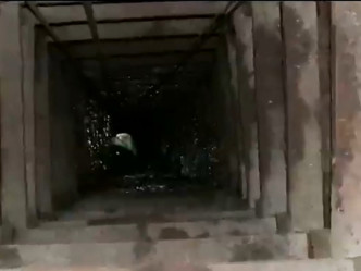 逾60吨紫砂矿在涉事矿井被盗挖。影片截图