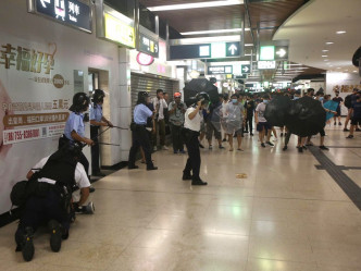 当日数十人在沙田站外聚集警方到场驱赶。资料图片