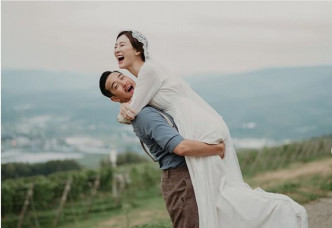 2019年曾国祥在日本森林与拍拖六年的圈中女友王敏奕举行婚礼。