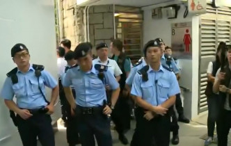 有警員在女廁外把守。香港電台截圖
