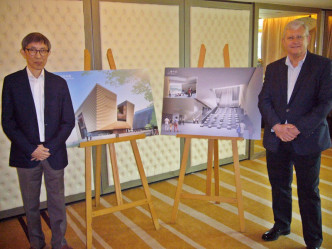 严迅奇(左)及栢志高介绍西九故宫馆最新设计方案。