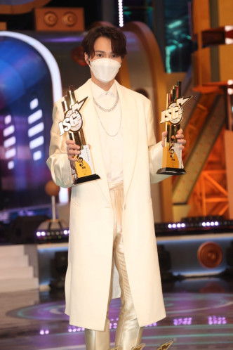 胡鸿钧这晚夺得5个奖项成为男歌手大赢家。