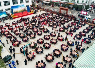 郑大清在镇上广场筵开100席，邀请逾800名老人聚餐观看文艺表演。(网图)
