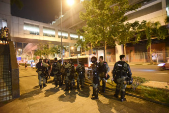 防暴警察较早前到新港城中心调查。