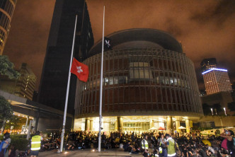 有示威者在立法会外旗杆位置，换走原有国旗，升起「黑色香港区旗」，旁边红色区旗被「下半旗」。