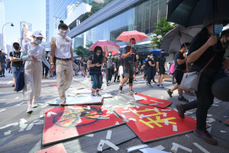示威者破壞國慶裝飾。