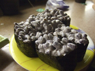 紅豆軍艦壽司是最有名的暗黑料理。網上圖片