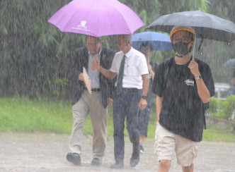 本港有狂风骤雨。