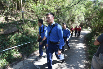 消防、民安队，向自杀岸方向一带搜索。 梁国峰摄