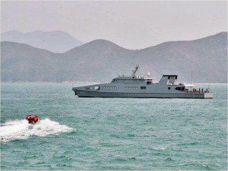 对可疑船只进行拦截查证。新华社图片