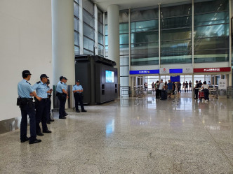 有警員在機場內巡邏。