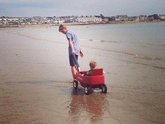帕姆斯的家人帶他到海邊玩耍。(網上圖片)