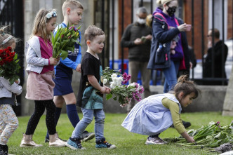 民众到温莎堡献花。AP图片
