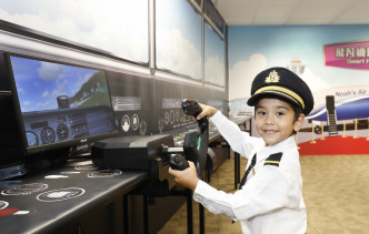 小朋友可置身模拟驾驶舱操作飞行模拟仪器。