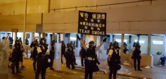 防暴警舉旗警告放催淚彈