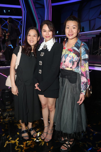 Gin Lee与Gigi姑妈（左）及Gigi唱歌老师（右）合照。