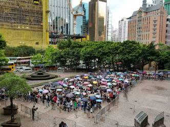 市民冒雨打蛇餅。