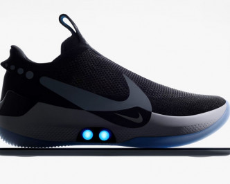 籃球鞋底的燈可變色。Nike