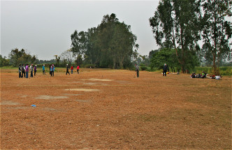 有一批運動人士在一片沙地自行劃線組成一個草地滾球場。讀者提供
