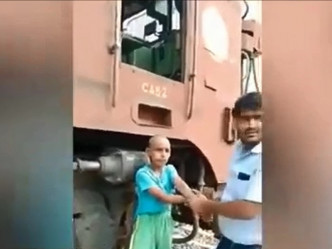 火车职员捉著男童哥哥责斥。网上影片截图