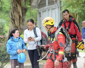 其餘5名無受傷的女子，在消防帶領下返回馬鞍山郊野公園入口。
