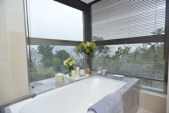 浴室設有曲尺大窗，可邊浸浴邊賞景。
