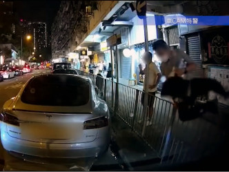 1）一名男子准备跨栏取车。