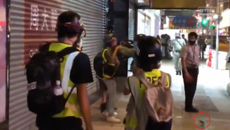 香港电台摄影记者被警员扯下面罩。港台影片截图