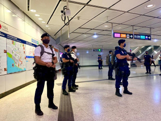 警方反恐特勤隊聯同機場特警組以及鐵路應變部隊，於港鐵站進行高姿態聯合巡邏。