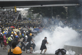 警方重申示威者暴力衝擊才使用武力驅趕。資料圖片