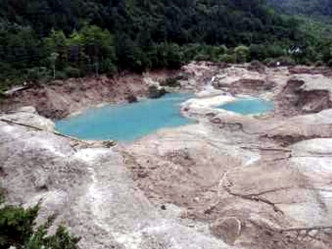 火花海景点露出湖底黄土。